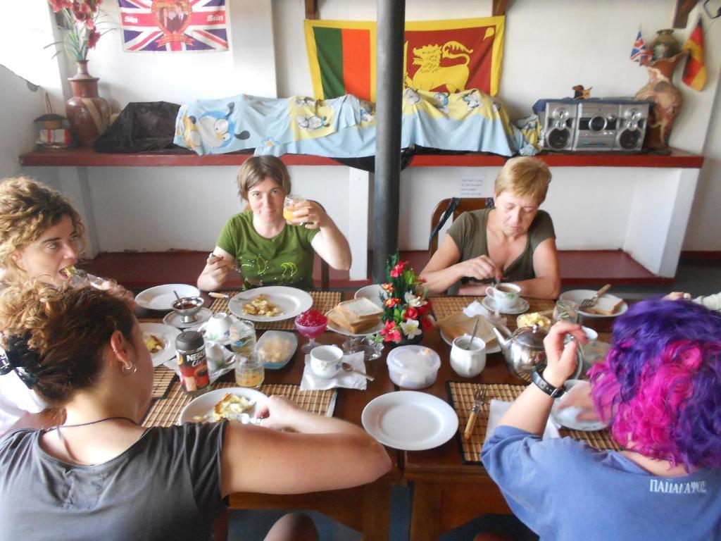 Shanith Guesthouse 니곰보 객실 사진